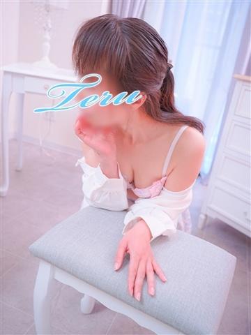 てる